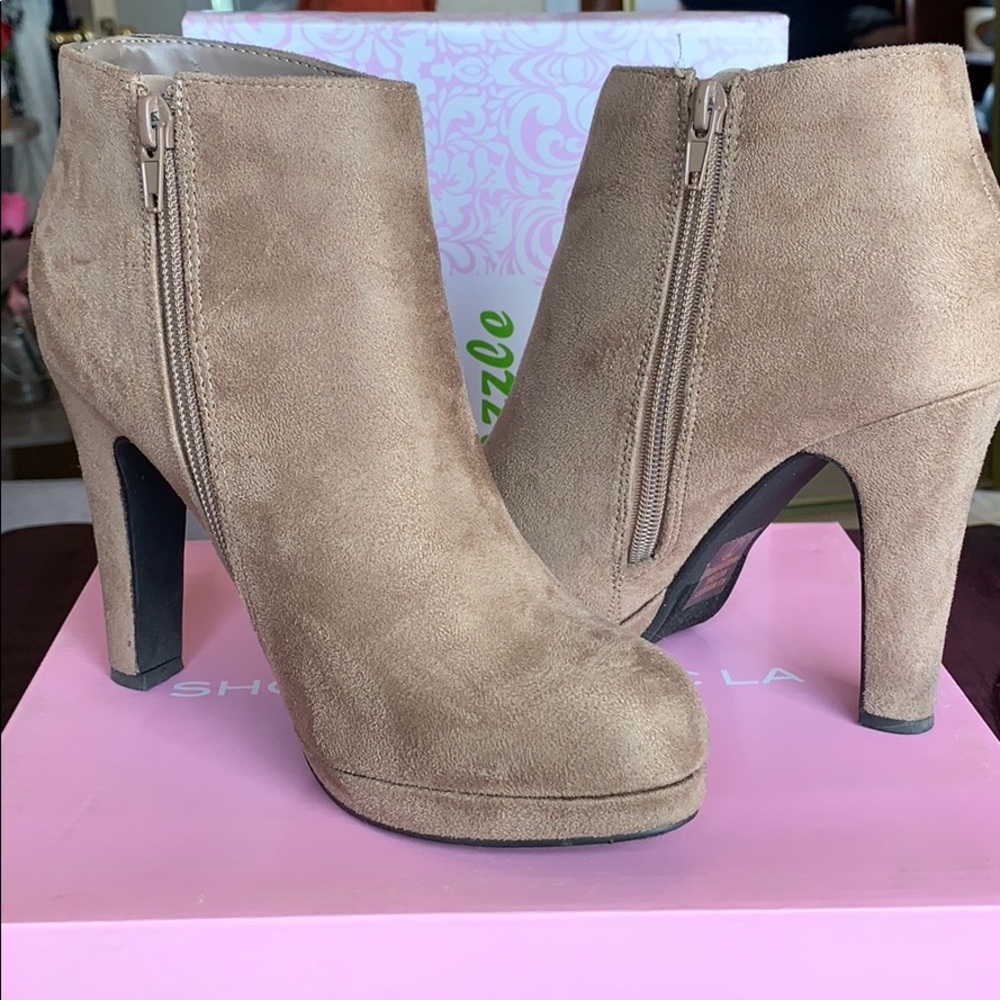 🦋Suede Booties